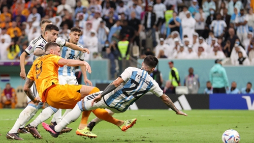 Hà Lan dàn xếp đá phạt đỉnh cao, gợi nhớ bàn thắng của Argentina năm 1998