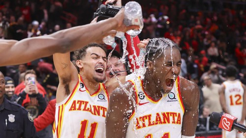 MXH trở nên "bấn loạn" trước cú ném buzzer-beater không tưởng của sao trẻ Atlanta Hawks