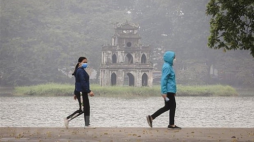 Thủ đô Hà Nội sáng sớm có sương mù, trưa chiều hửng nắng