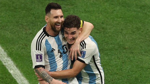 Argentina: Có Alvarez, Messi chạm một tay vào cúp vàng 