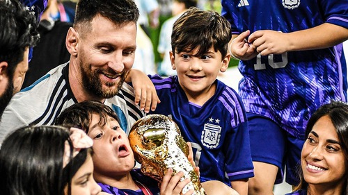 3 chàng quý tử của Messi: Thấy bố khóc con ‘cười như được mùa’, thẳng thừng chê nhà vô địch đá tệ, thần tượng CR7 và Mbappe bất chấp