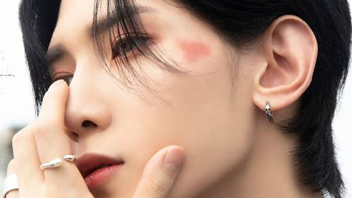 Fan phấn khích ngắm ảnh teaser với vết bớt hình trái tim của Yeosang ATEEZ