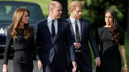 Bom tấn kể xấu cả vương thất Anh của Harry và Meghan có gì mà hot đến vậy?