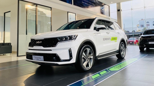 Kia Sorento hybrid ồ ạt về đại lý: Giá từ 1,4 tỷ đồng, bản cắm sạc đắt hơn nửa tỷ so với máy xăng