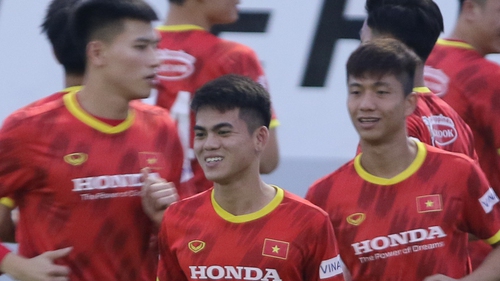 ĐT Việt Nam: Thành Chung, Tiến Dũng tập riêng, Văn Khang cười ngượng trước đàn anh trong buổi tập