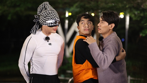 Sơ hở là diễn tiểu phẩm, Lê Dương Bảo Lâm hóa "Cô bé bán diêm" với sự hỗ trợ non nớt của HIEUTHUHAI