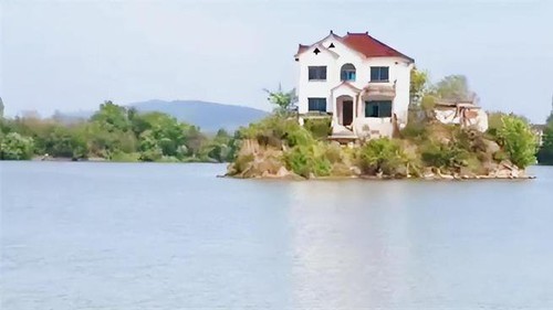 Chủ nhà ngoan cố không phá bỏ biệt thự dù được đền bù giá trên trời: Người trong cuộc hé lộ sự thật bên trong cơ ngơi 30 năm