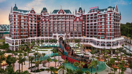 Khách sạn thiết kế độc đáo: Lấy cảm hứng từ lâu đài Port Royal - thủ phủ của cướp biển vùng Caribbean, có mô hình tàu Queen Anne’s Revenge lừng lững nằm trên hồ Lagoon