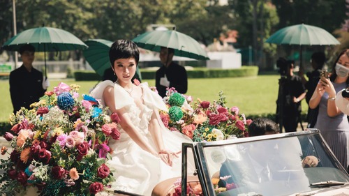 Angela Phương Trinh cắt tóc, nhìn lại tưởng Hiền Hồ