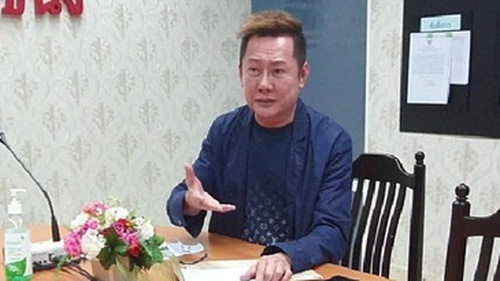 Ông Nawat trình diện ở sở cảnh sát sau khi bị khởi kiện