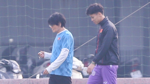 Quế Ngọc Hải tập riêng cùng bác sĩ Choi, nguy cơ vắng mặt trận đấu với Myanmar