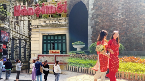 Giới trẻ Hà Nội tưng bừng rủ nhau đi chơi ngày đầu năm, thời tiết hửng nắng cực chiều lòng người