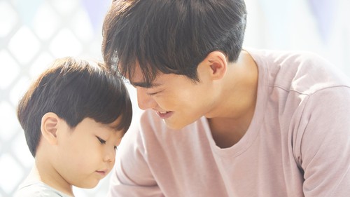 Giúp đỡ đứa trẻ đi lạc, tôi không ngờ lại nhận được món quà bất ngờ từ bố bé