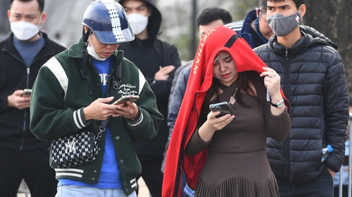 Người hâm mộ đội nắng xếp hàng xuyên trưa lấy vé chung kết AFF Cup 2022 