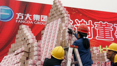 Muôn kiểu thưởng Tết 'độc lạ Trung Quốc'