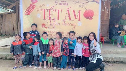 Á hậu Kathy Hương mang Tết ấm áp đến bản Mông biên giới