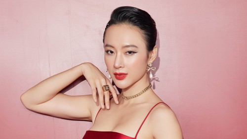 Angela Phương Trinh mặc đồng điệu với con gái nuôi, tất bật chạy sự kiện cuối năm