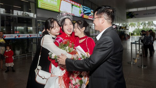 Sao Việt nô nức về quê đón Tết