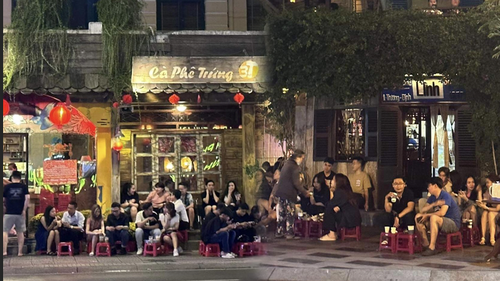 Không khí những ngày cận Tết tại TP.HCM: Giới trẻ lân la khắp mọi con đường tại trung tâm