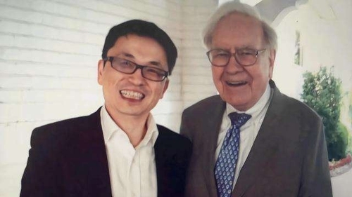 Ông chủ đế chế 500 tỷ NDT từng được Buffett lái xe đến tận nhà đón đi ăn: Nguyên tắc thành công của tôi là đốt cháy 3 'ngọn lửa' này càng sớm càng tốt