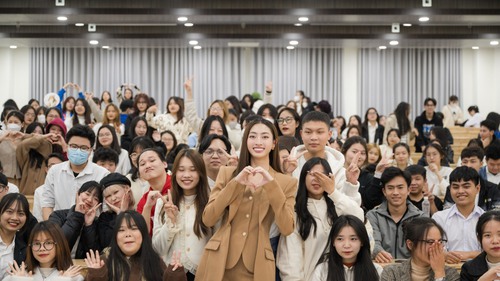 Mới đi dạy mà Hoa hậu Lương Thuỳ Linh đã rủ sinh viên đu trend TikTok cực hot: 'Dễ thương thế này chắc chẳng ai trốn học nữa'