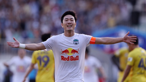 Nhiều ngôi sao ra đi, HLV Kiatisuk cải tổ toàn diện HAGL