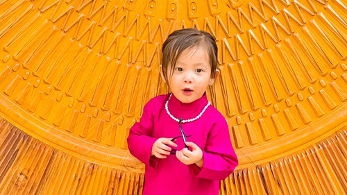 Lisa diện áo dài cùng mẹ Hồ Ngọc Hà, cực kỳ ra dáng mỹ nhân tương lai 