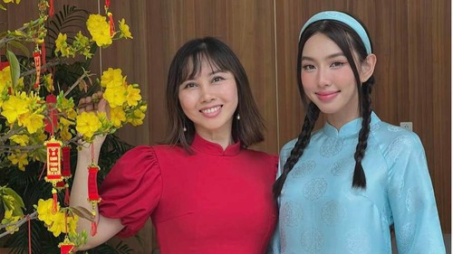 Thùy Tiên khoe dáng bên mẹ ngày đầu Xuân, nhan sắc mẹ nàng hậu được khen nức nở