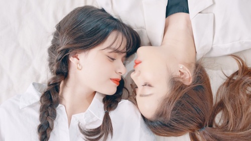 Netizen ‘quắn quéo’ với loạt cảnh quay nóng bỏng mắt trong phim ‘girl-love’ của Thái Lan