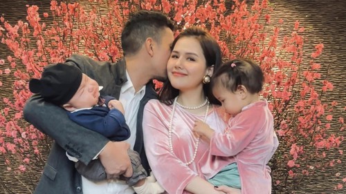 “Nàng dâu hào môn” Phanh Lee khoe khoảnh khắc cực tình tứ bên ông xã ngày đầu Xuân nhưng vẫn nhất quyết giấu mặt 