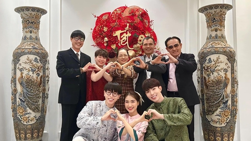 Hòa Minzy khoe ảnh gia đình Hoa dâm bụt 2 thế hệ, dân tình bị 'cuốn' vì bố Đức Phúc