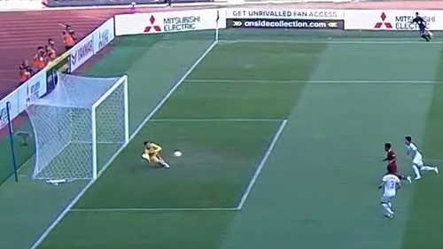 Văn Lâm liên tiếp cứu thua, tuyển Việt Nam thoát hiểm