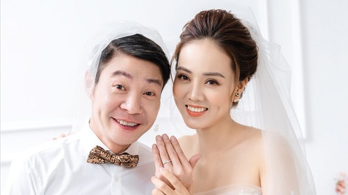 Trở lại sau bạo bệnh, Công Lý được vợ hết lòng ‘nâng khăn sửa áo’ ở hậu trường Táo Quân