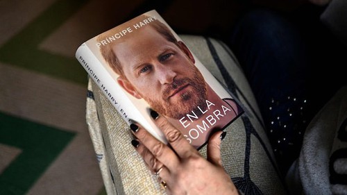 Hồi ký của Vương tử Harry vẫn tiếp tục gây bão với loạt chi tiết riêng tư nhạy cảm, ngay cả Vương hậu Camilla cũng không thoát