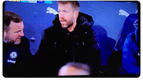 Graham Potter chửi thề tình huống chơi bóng bằng tay của cầu thủ Chelsea