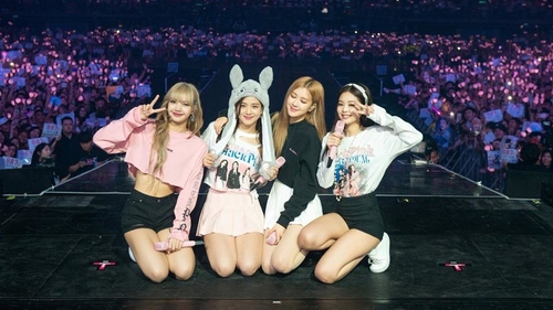 Đẳng cấp của Blackpink khi diễn concert ở Thái cùng lúc với Golden Disc Awards