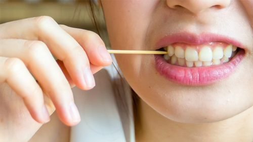 Chuyên gia cảnh báo những tác hại khôn lường khi dùng tăm xỉa răng: Nhẹ thì rách mô nướu, nặng thì gây nhiễm trùng, phá vỡ thủ thuật nha khoa