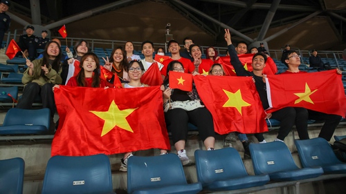 CĐV Việt Nam ‘tiếp lửa’ cho thầy trò HLV Troussier trận gặp Trung Quốc