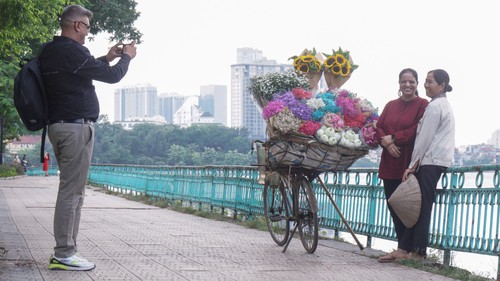 Cuộc đời sau ống kính: Hai phút đẹp đẽ của bà bán hoa rong