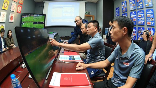 Cà phê đầu tuần: VAR chưa chạm nổi vào V-League