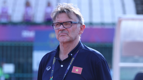 HLV Troussier cần sự hỗ trợ!