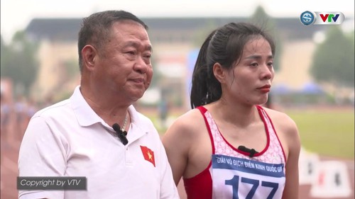 ‘Nữ hoàng điền kinh’ Việt Nam khóc nghẹn, ôm lấy HLV sau khi từ giã sự nghiệp với kỷ lục huy chương vàng lừng lẫy