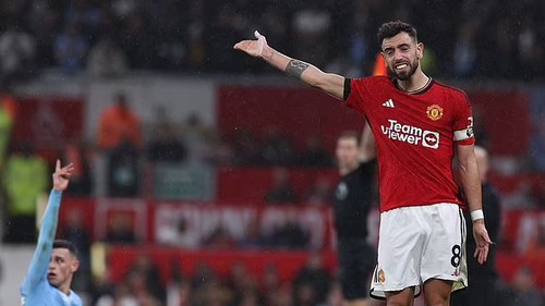 Bruno Fernandes đáng bị tước băng đội trưởng MU