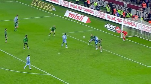 Siêu phẩm đánh gót ghi bàn thần sầu của Ibrahimovic đã được tái hiện