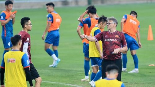 Loại 4 cầu thủ, HLV Troussier chưa hết 'đau đầu'