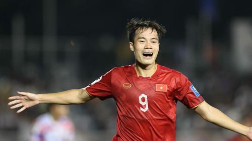 Văn Toàn thay Công Phượng toả sáng ở đội tuyển Việt Nam
