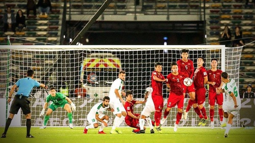 Khoảnh khắc 'siêu nhân' giúp ngôi sao Serie A đánh bại Văn Lâm đúng phút cuối, Iraq nhọc nhằn vượt qua ĐT Việt Nam