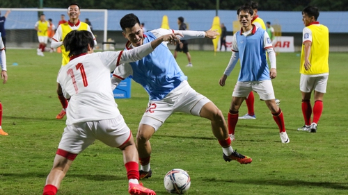 HLV Troussier cùng học trò gấp rút tập luyện, đợi đối thủ Iraq