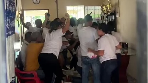 Luis Diaz tri ân người cha bị bắt cóc sau khi ghi bàn cho Liverpool, gia đình ở Colombia ăn mừng đầy xúc động