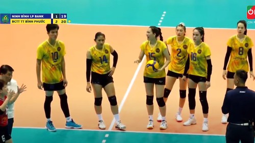 Bích Tuyền đập bóng bật chắn, phải khiếu nại với trọng tài, đội nhà nhận thất bại trước CLB của Kiều Trinh